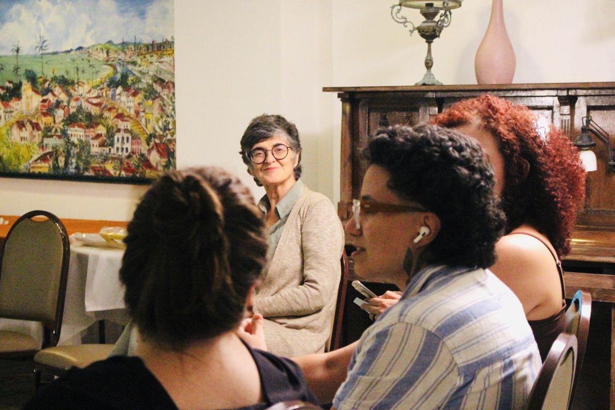 Participantes em conversa durante o encontro